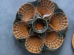 Assiettes à huîtres en majolique Sarreguemines