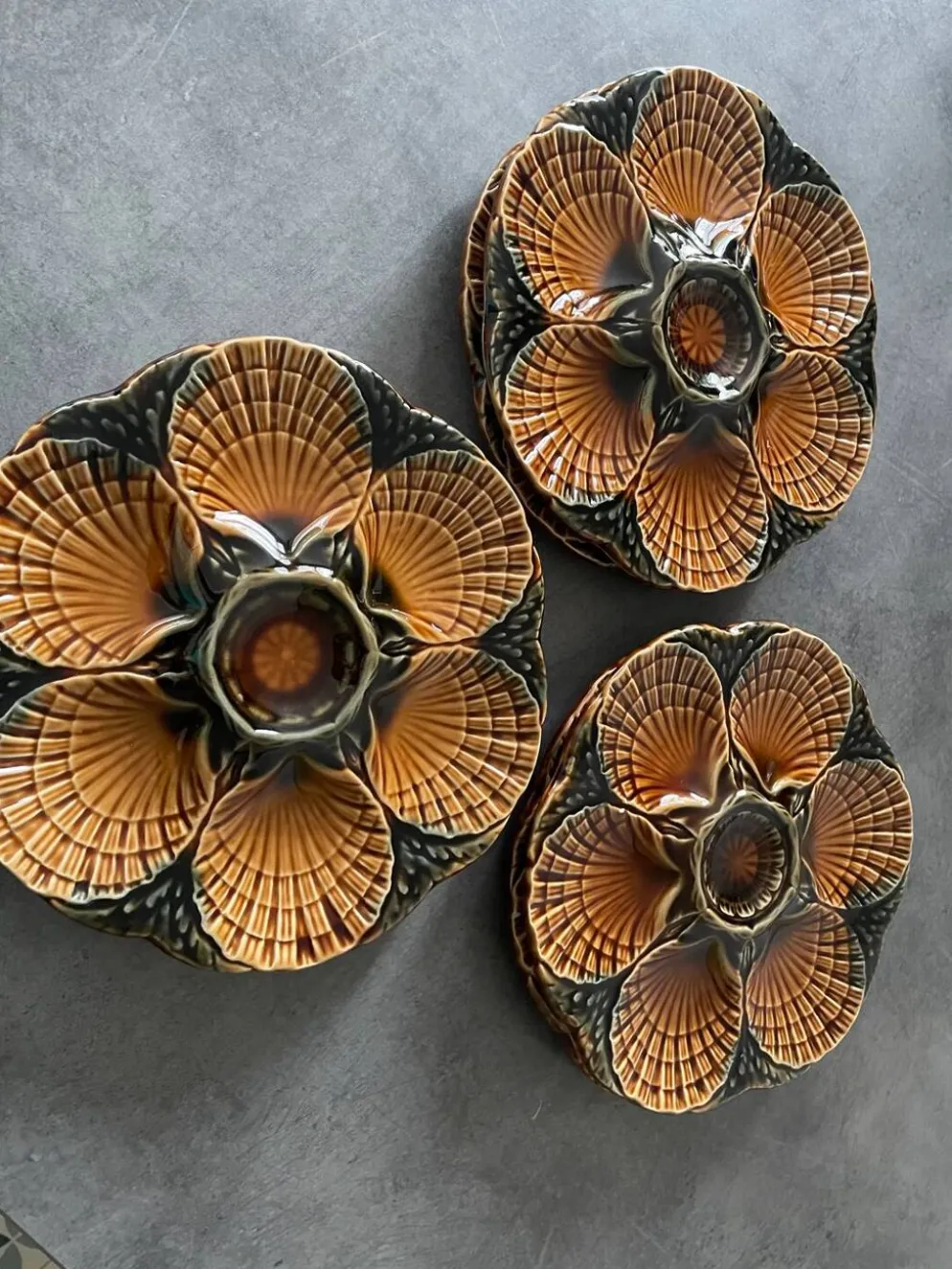Assiettes à huîtres en majolique Sarreguemines