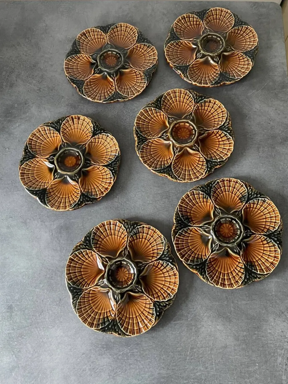 Assiettes à huîtres en majolique Sarreguemines