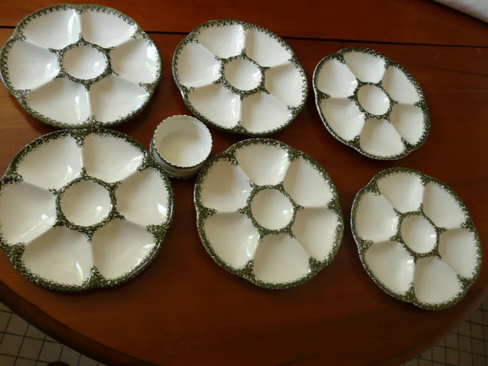 6 assiettes à huîtres, 1 ramequin et 1 coupelle de la manufacture Gien