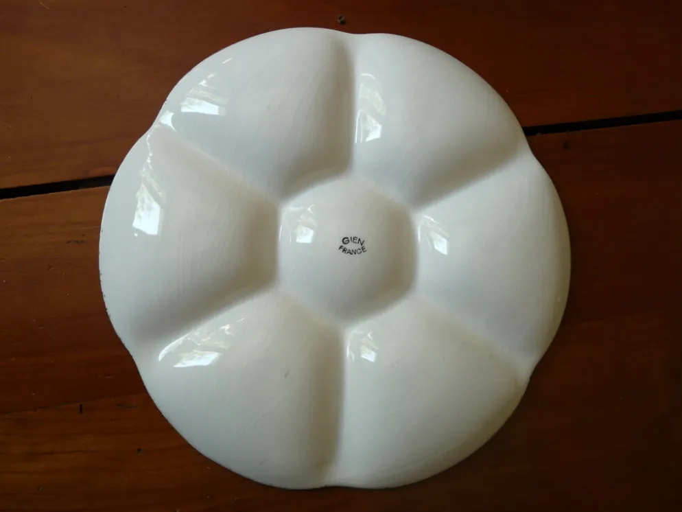 6 assiettes à huîtres, 1 ramequin et 1 coupelle de la manufacture Gien