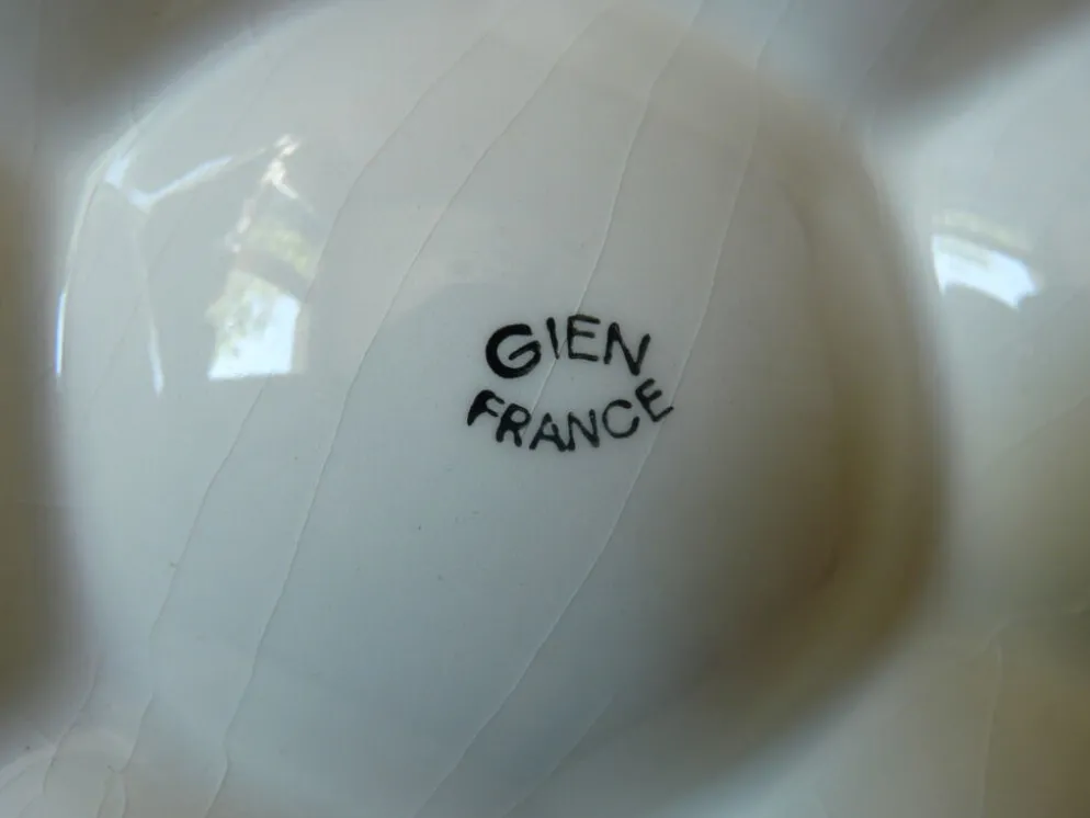 6 assiettes à huîtres, 1 ramequin et 1 coupelle de la manufacture Gien