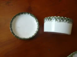 6 assiettes à huîtres, 1 ramequin et 1 coupelle de la manufacture Gien
