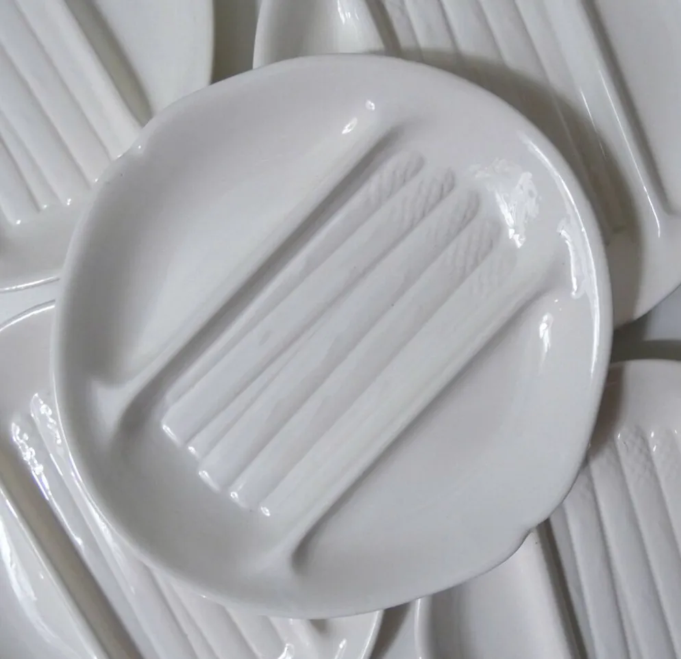 8 assiettes + 1 plat à asperges faïence de salins pompadour blanc vintage