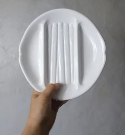 8 assiettes + 1 plat à asperges faïence de salins pompadour blanc vintage