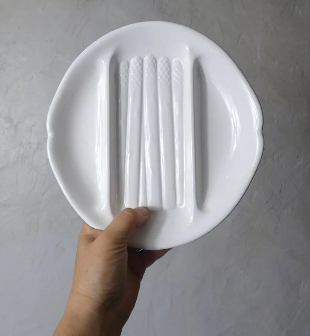 8 assiettes + 1 plat à asperges faïence de salins pompadour blanc vintage