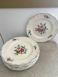 8 assiettes plates