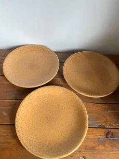 3 assiettes plates