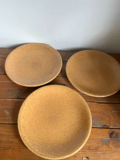 3 assiettes plates