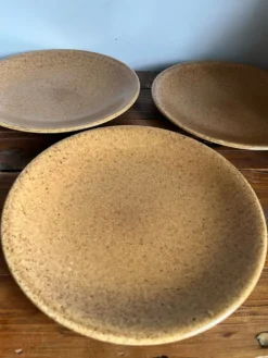 3 assiettes plates