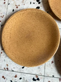 3 assiettes plates