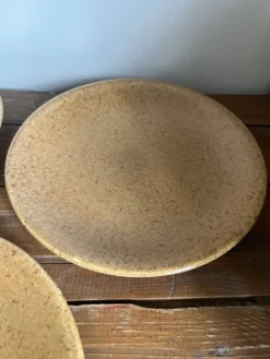 3 assiettes plates