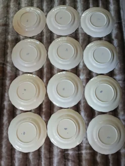 12 assiettes plates anciennes de Longchamp
