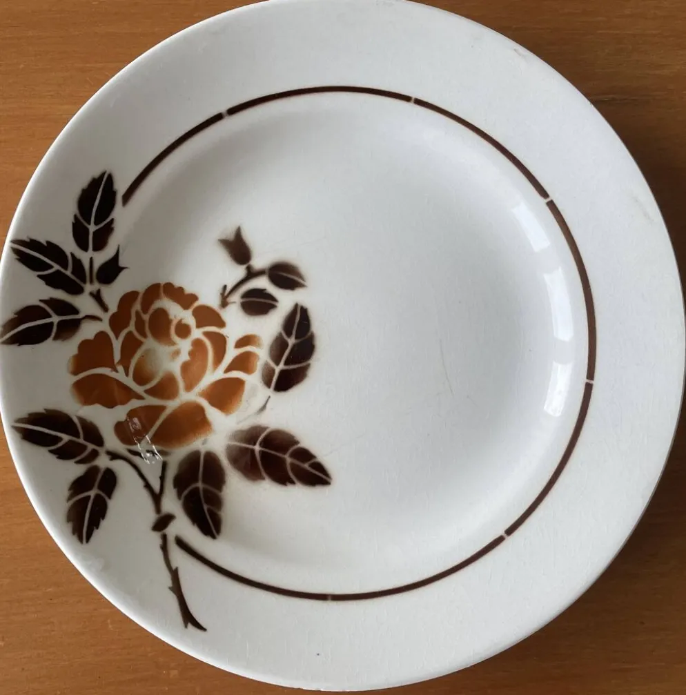 8 assiettes plates anciennes en faïence de Saint-Amand (Nord)