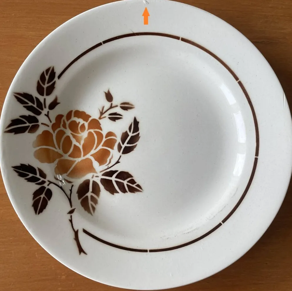 8 assiettes plates anciennes en faïence de Saint-Amand (Nord)