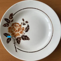 8 assiettes plates anciennes en faïence de Saint-Amand (Nord)
