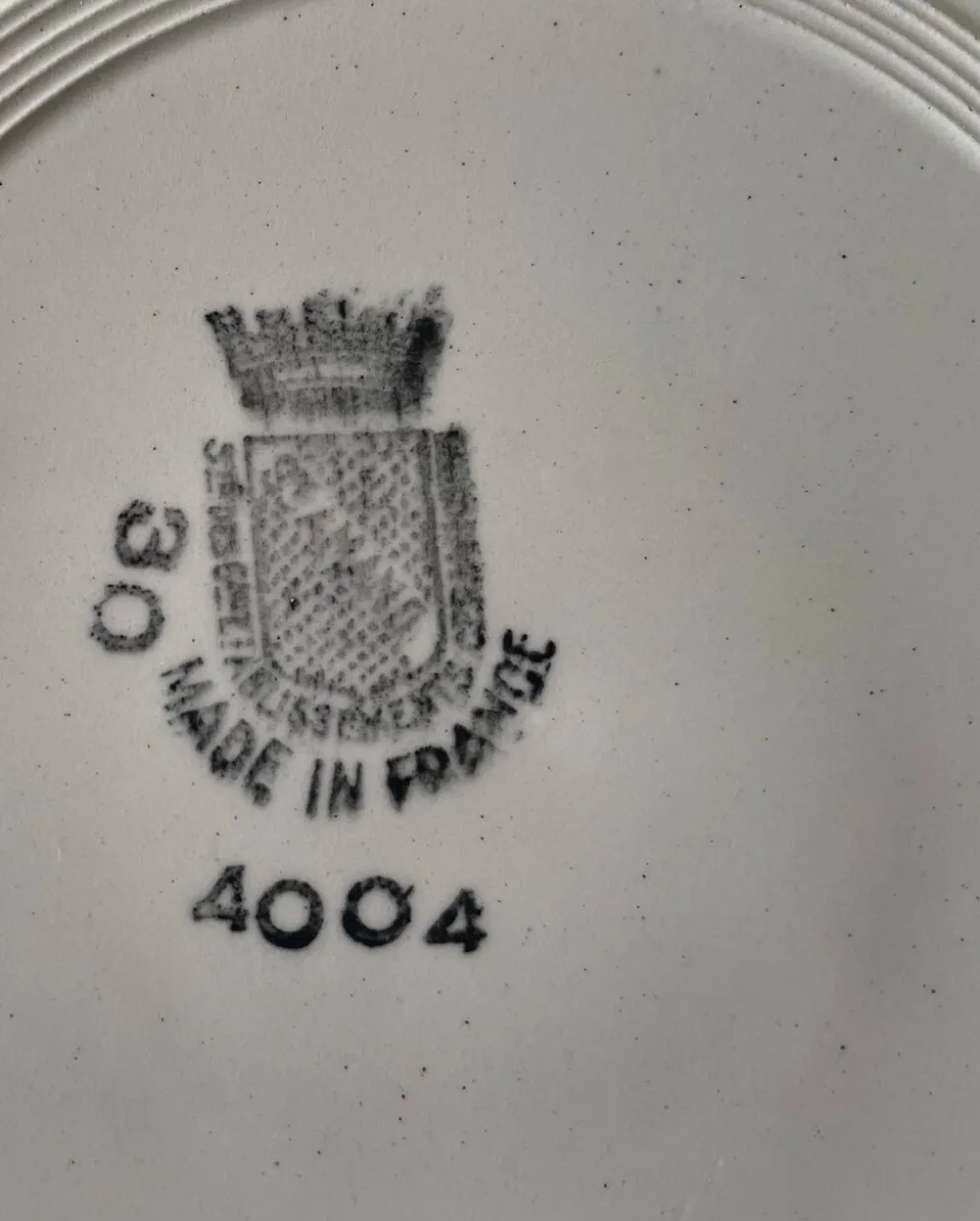 8 assiettes plates anciennes en faïence de Saint-Amand (Nord)
