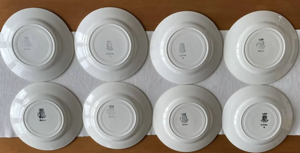 8 assiettes plates anciennes en faïence de Saint-Amand (Nord)