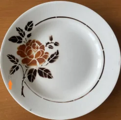 8 assiettes plates anciennes en faïence de Saint-Amand (Nord)
