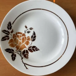 8 assiettes plates anciennes en faïence de Saint-Amand (Nord)
