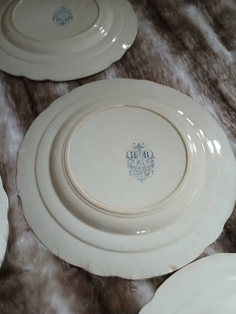 10 assiettes plates anciennes "Louis XIII " Choisy le Roi