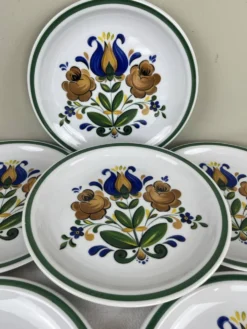 Assiettes plates décorées