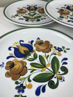 Assiettes plates décorées