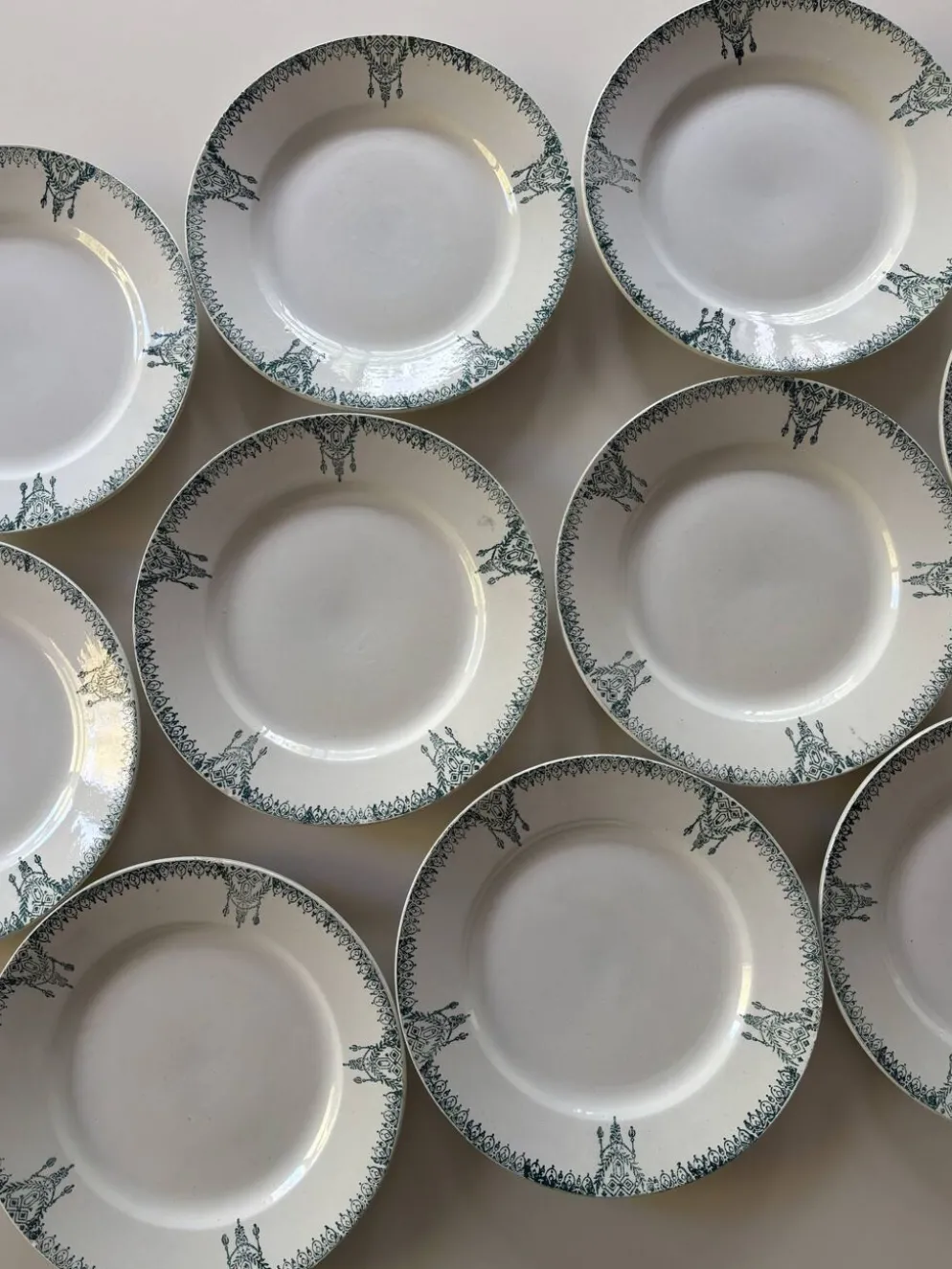 Assiettes plates en faïence ancienne St Amand