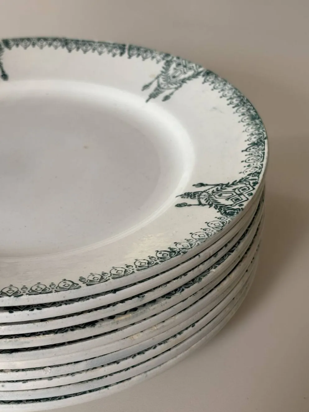 Assiettes plates en faïence ancienne St Amand
