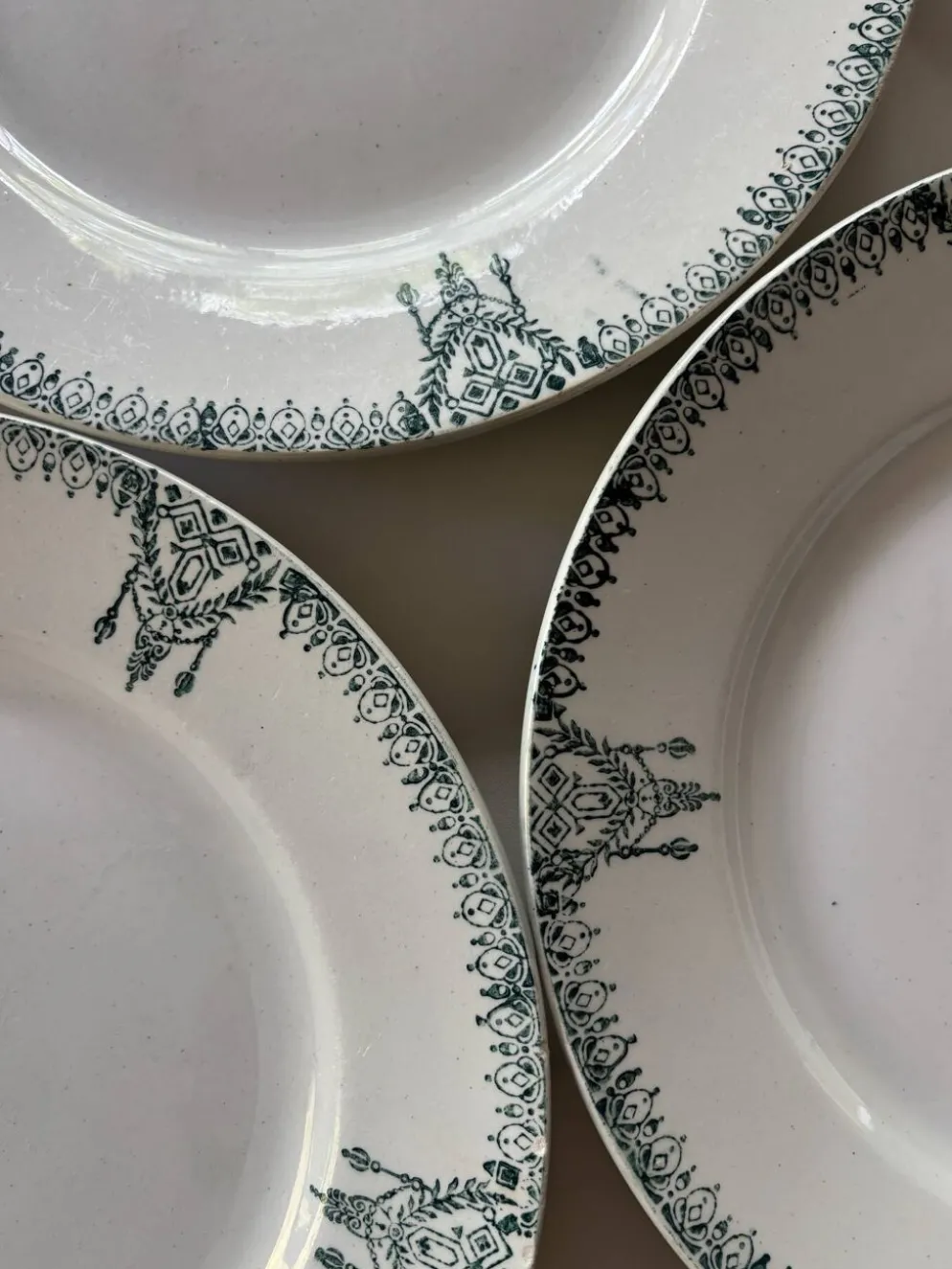 Assiettes plates en faïence ancienne St Amand