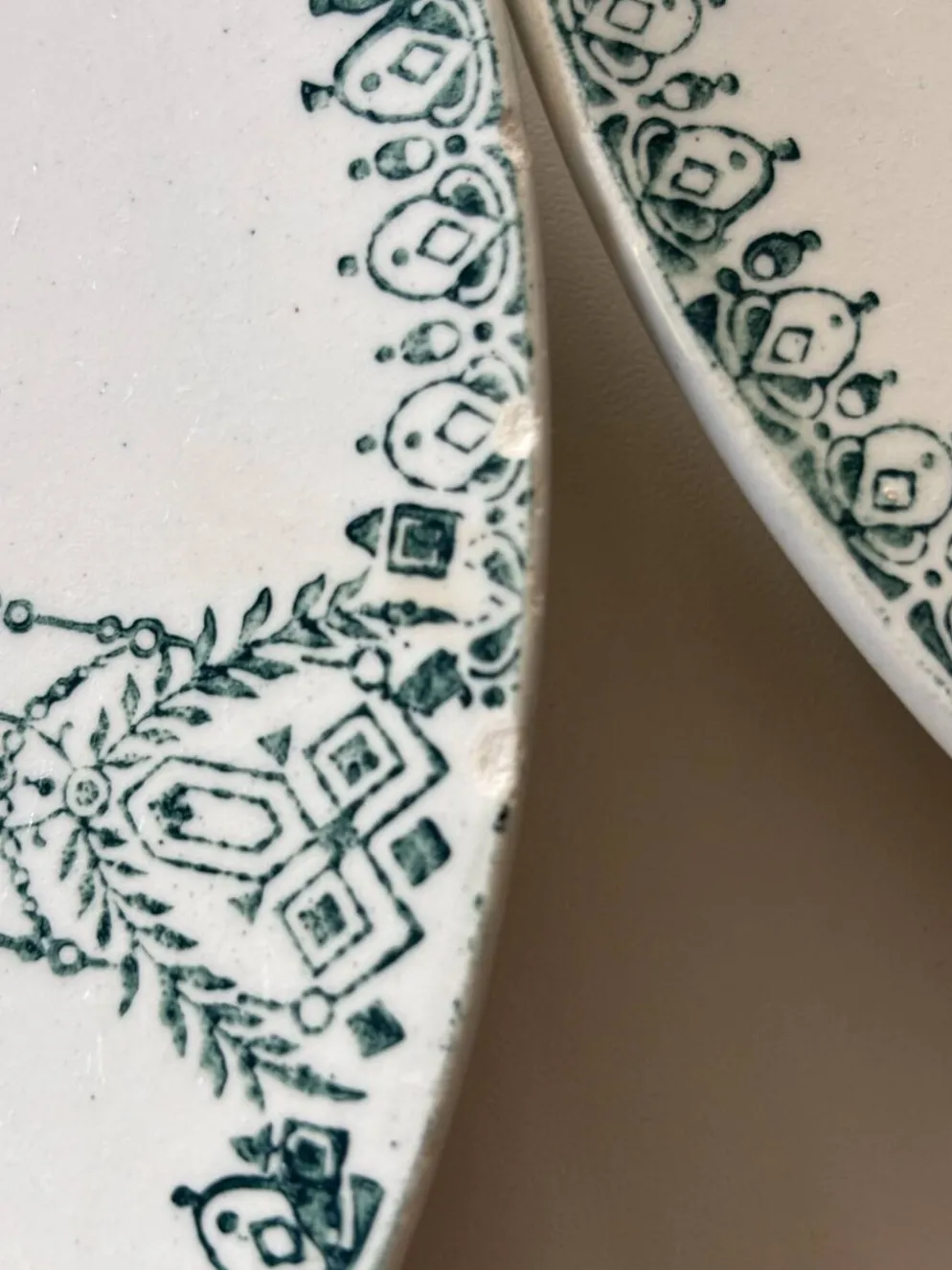Assiettes plates en faïence ancienne St Amand