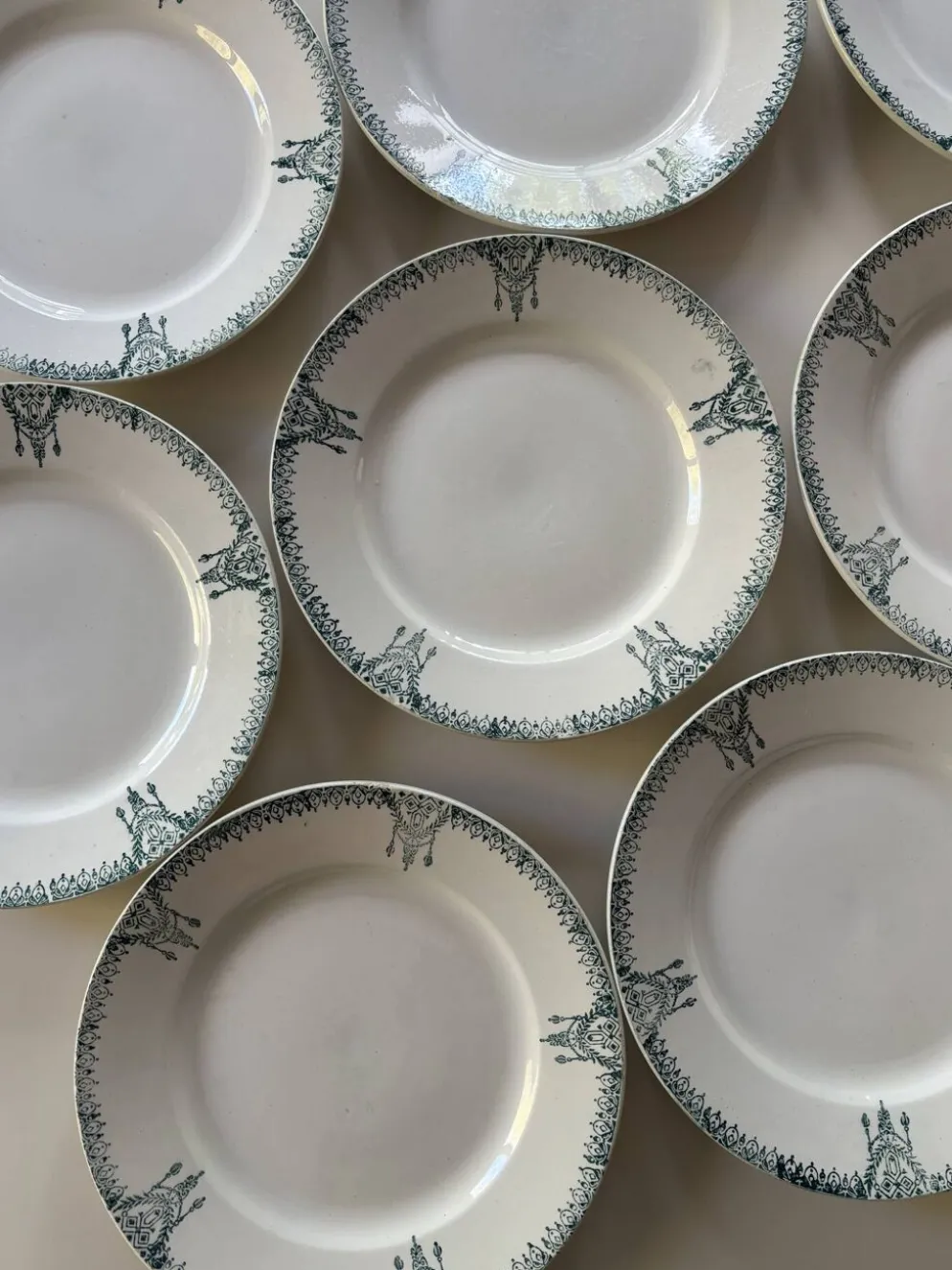 Assiettes plates en faïence ancienne St Amand