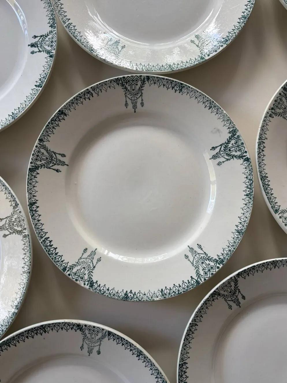 Assiettes plates en faïence ancienne St Amand