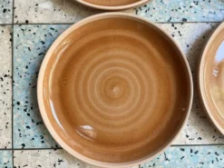 4 assiettes plates en grès
