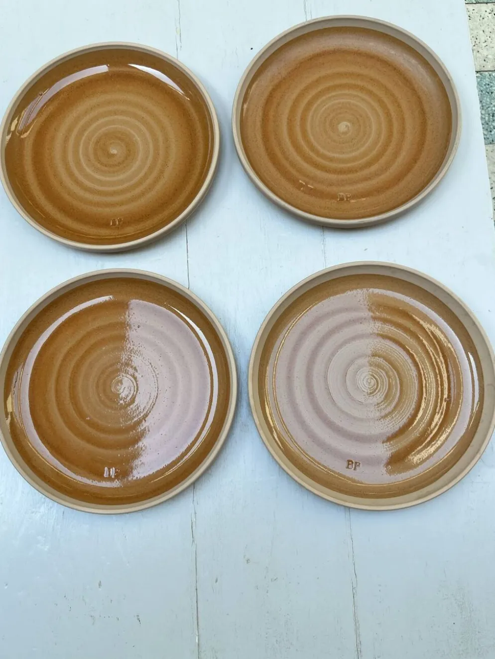 4 assiettes plates en grès