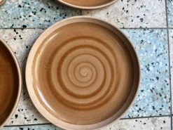 4 assiettes plates en grès