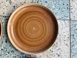 4 assiettes plates en grès