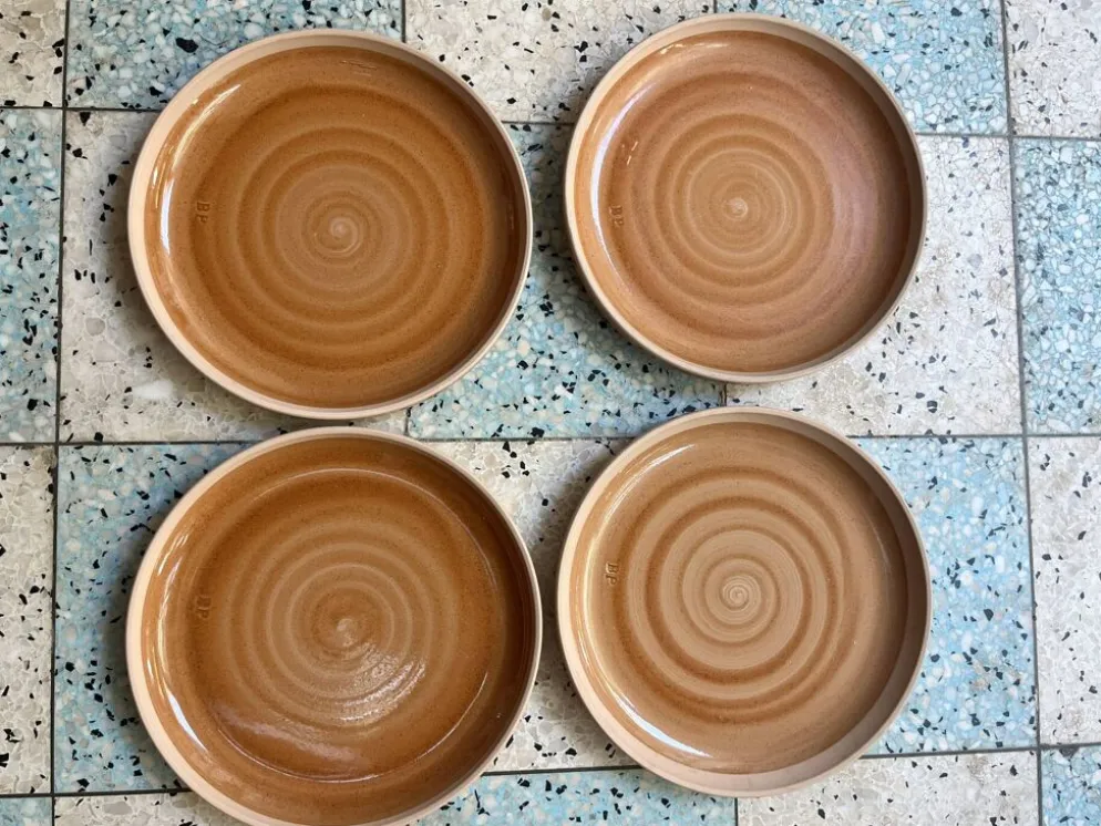 4 assiettes plates en grès
