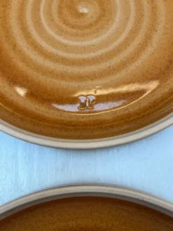 4 assiettes plates en grès