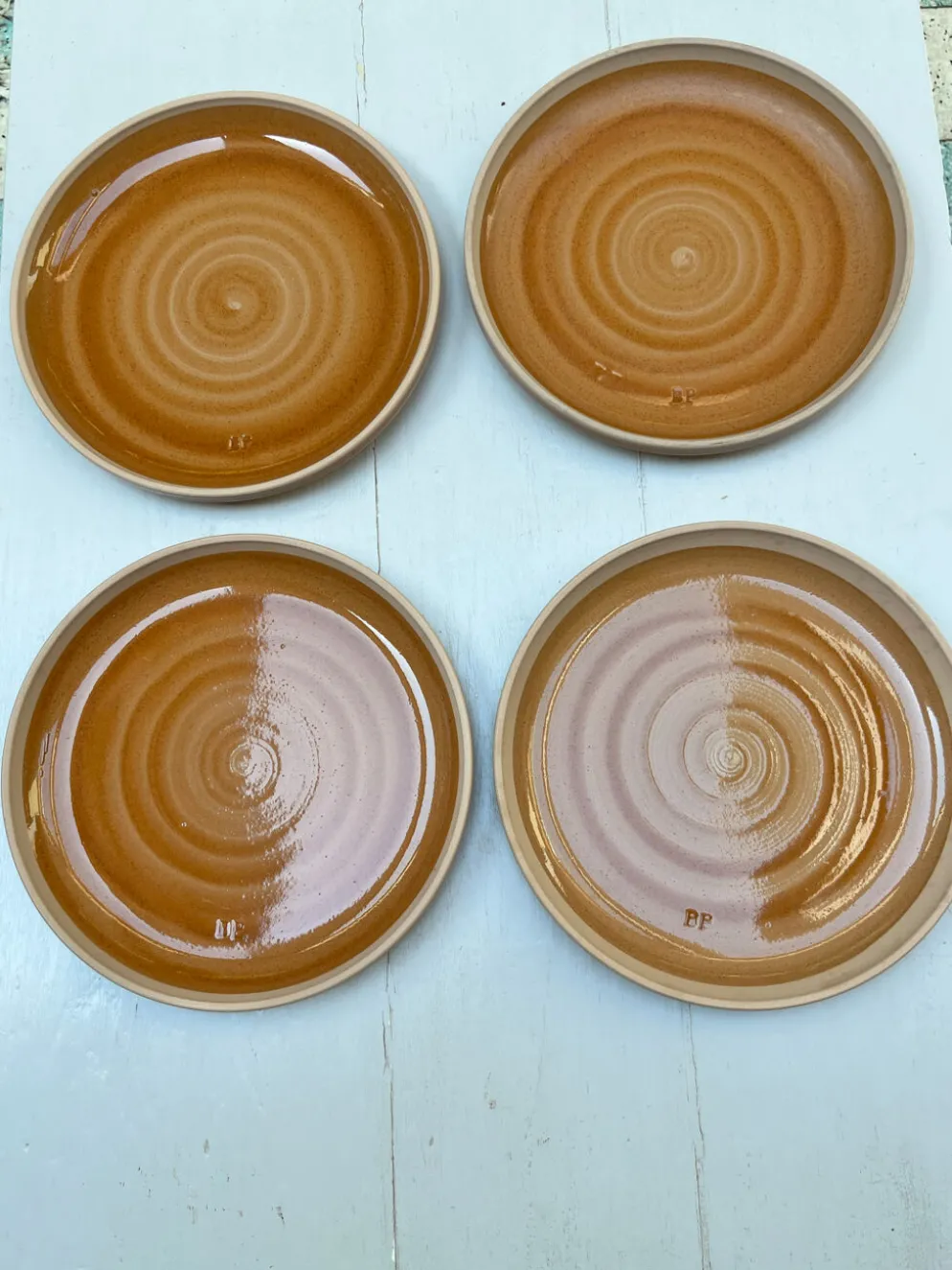 4 assiettes plates en grès