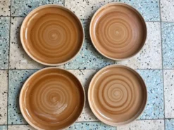 4 assiettes plates en grès