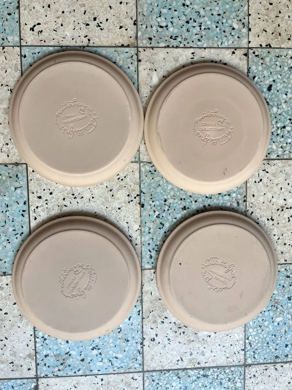 4 assiettes plates en grès