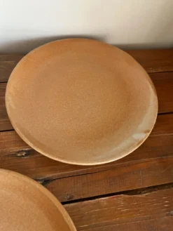 3 assiettes plates en grès