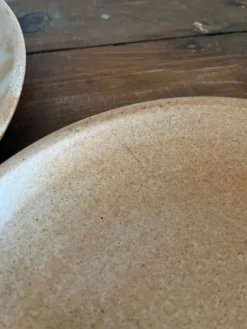 3 assiettes plates en grès