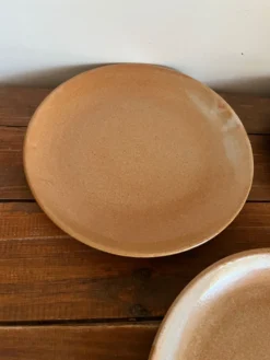 3 assiettes plates en grès