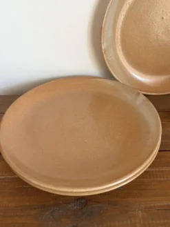 3 assiettes plates en grès