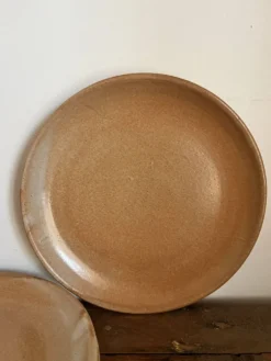 3 assiettes plates en grès