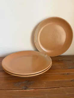 3 assiettes plates en grès