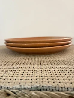 3 assiettes plates en grès