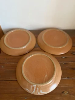3 assiettes plates en grès
